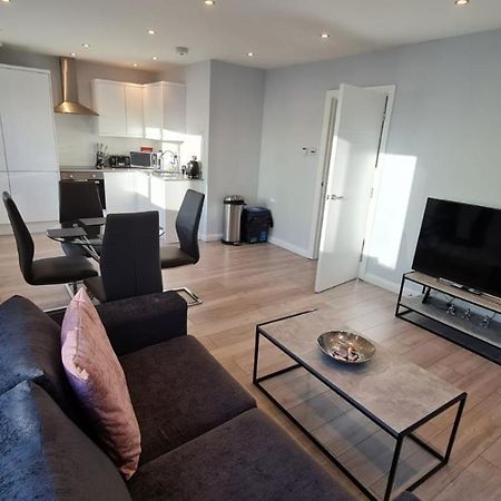 Cosy Flats Near Heathrow, Group Bookings Available With Parking Space Hounslow Kültér fotó