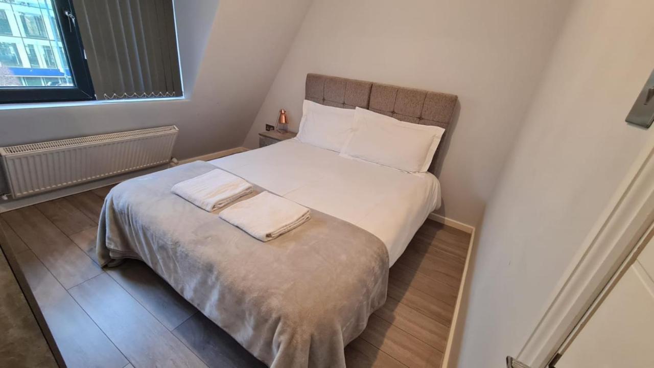 Cosy Flats Near Heathrow, Group Bookings Available With Parking Space Hounslow Kültér fotó