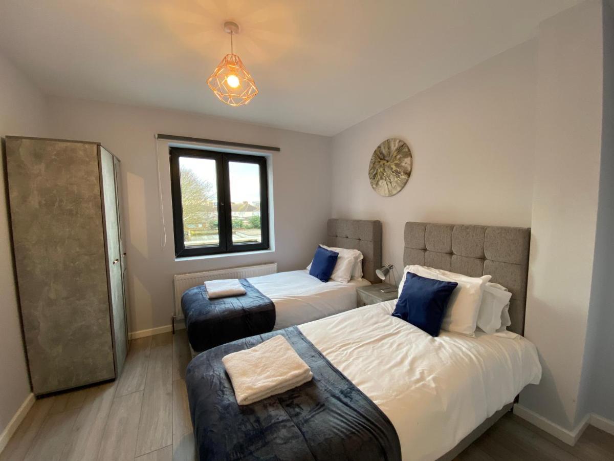 Cosy Flats Near Heathrow, Group Bookings Available With Parking Space Hounslow Kültér fotó