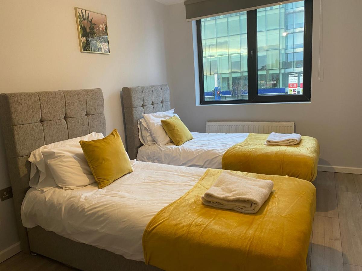 Cosy Flats Near Heathrow, Group Bookings Available With Parking Space Hounslow Kültér fotó