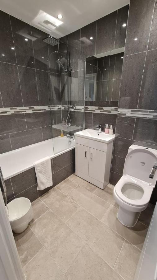 Cosy Flats Near Heathrow, Group Bookings Available With Parking Space Hounslow Kültér fotó