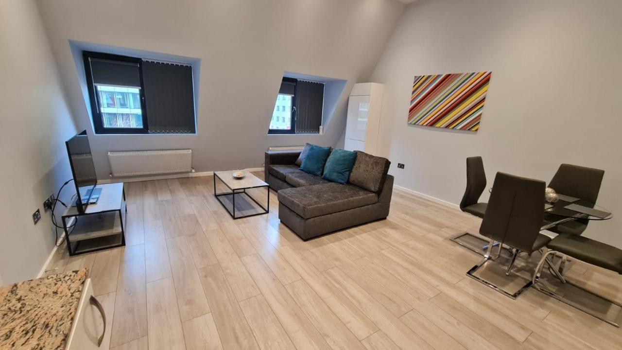 Cosy Flats Near Heathrow, Group Bookings Available With Parking Space Hounslow Kültér fotó