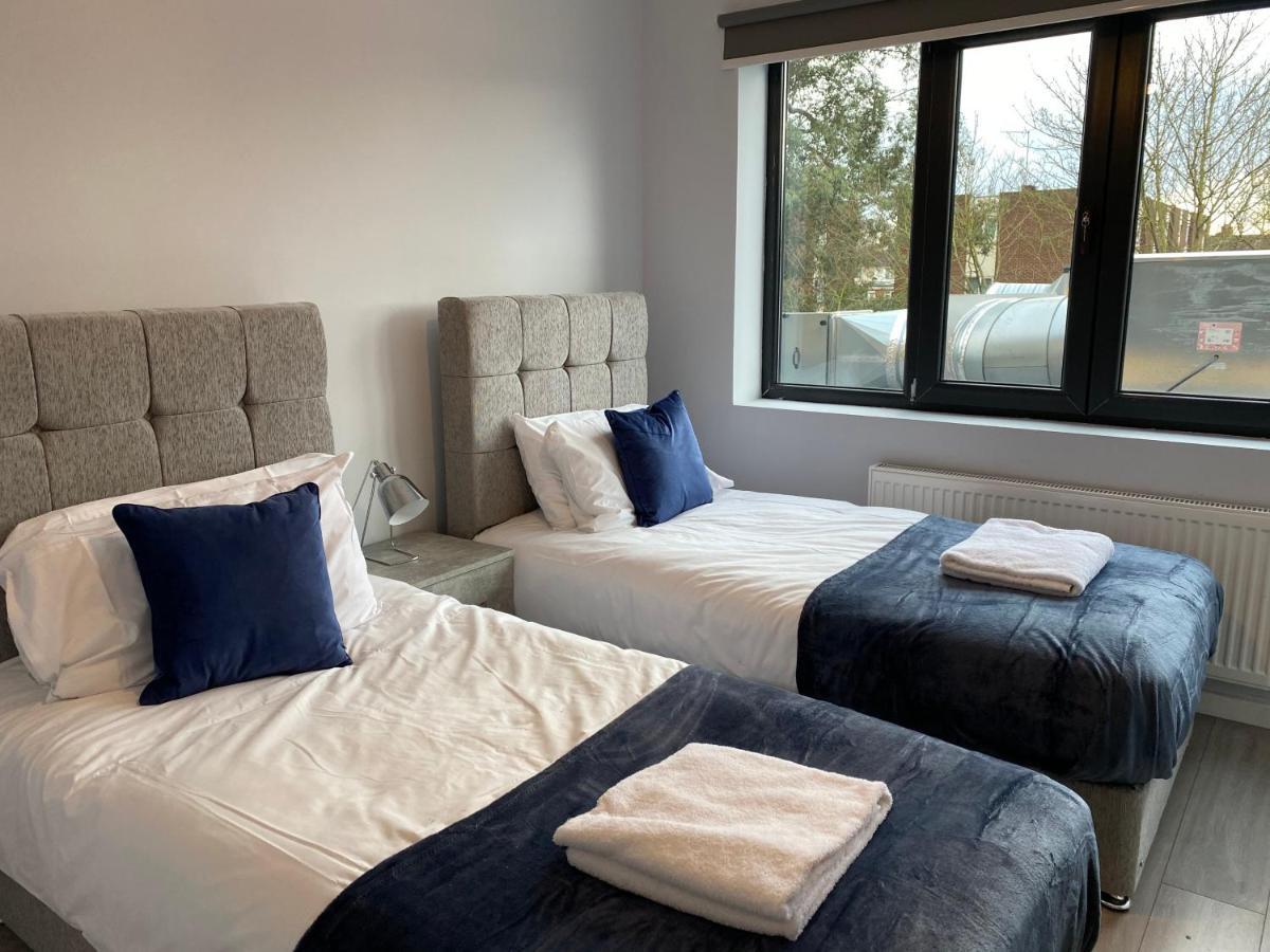 Cosy Flats Near Heathrow, Group Bookings Available With Parking Space Hounslow Kültér fotó
