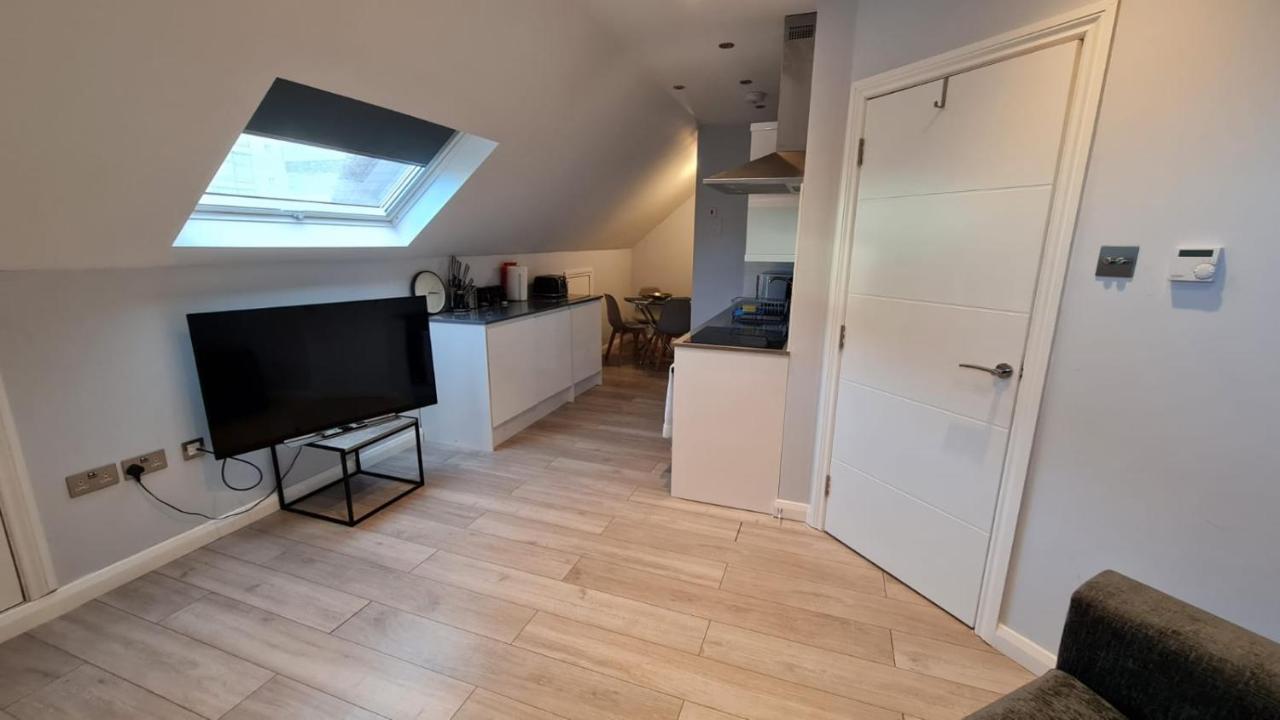 Cosy Flats Near Heathrow, Group Bookings Available With Parking Space Hounslow Kültér fotó