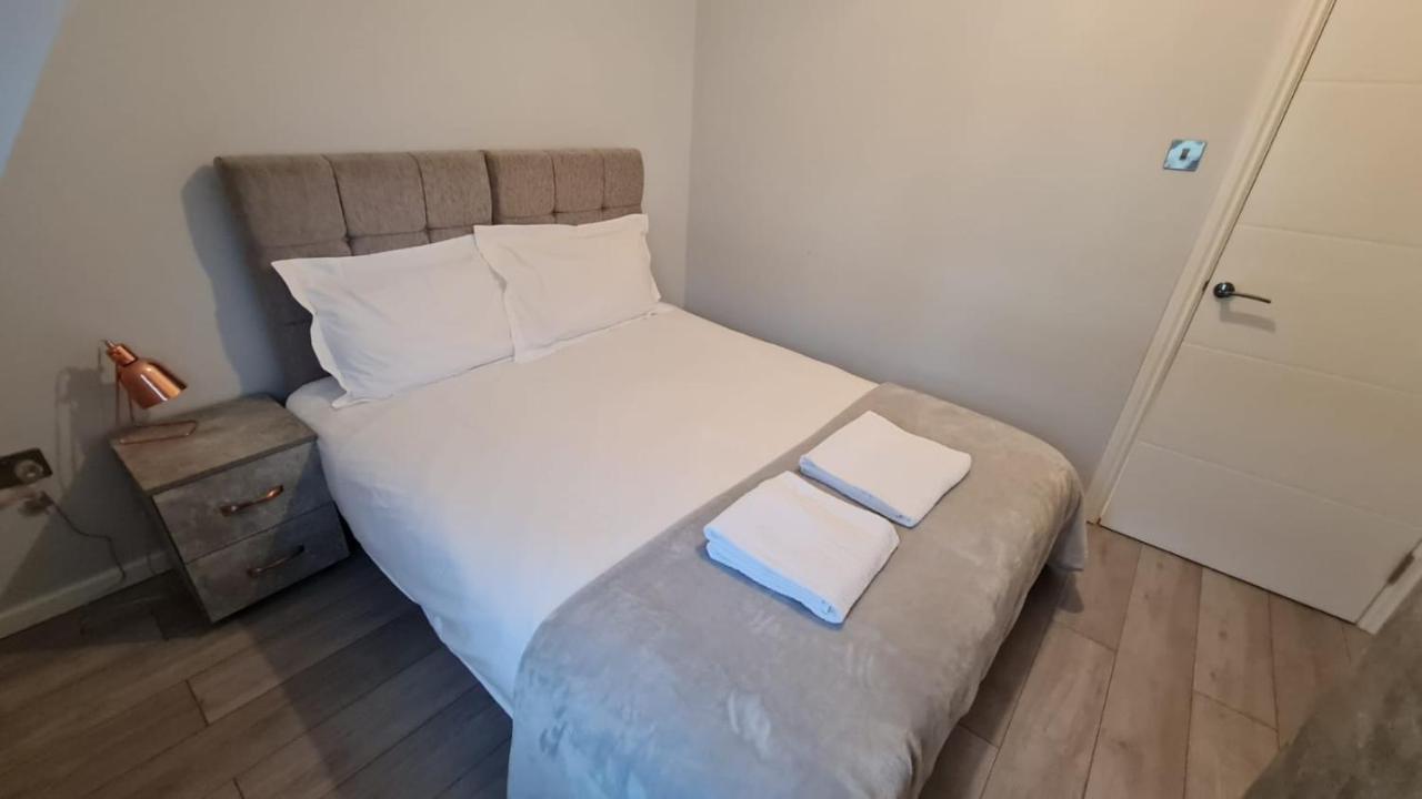 Cosy Flats Near Heathrow, Group Bookings Available With Parking Space Hounslow Kültér fotó