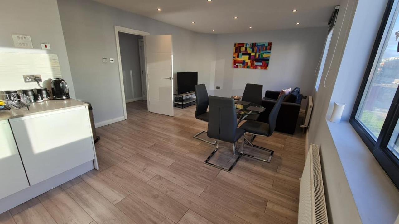 Cosy Flats Near Heathrow, Group Bookings Available With Parking Space Hounslow Kültér fotó