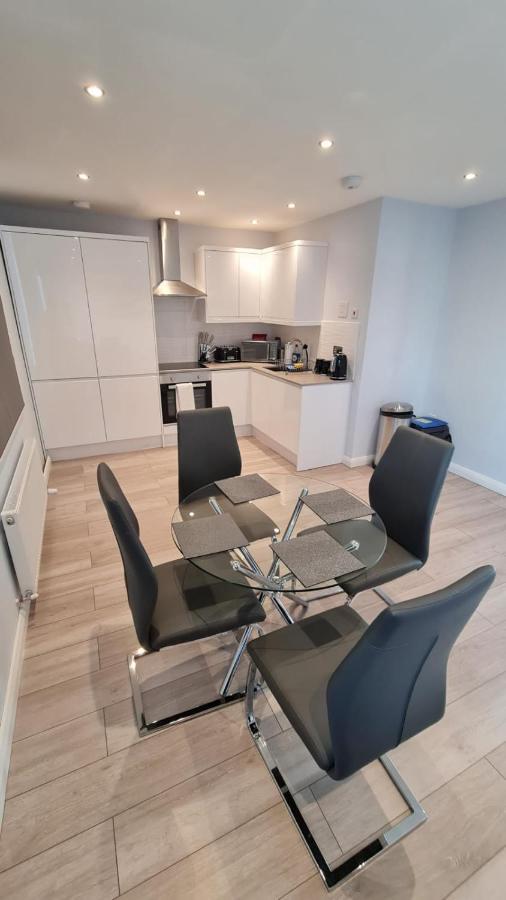 Cosy Flats Near Heathrow, Group Bookings Available With Parking Space Hounslow Kültér fotó
