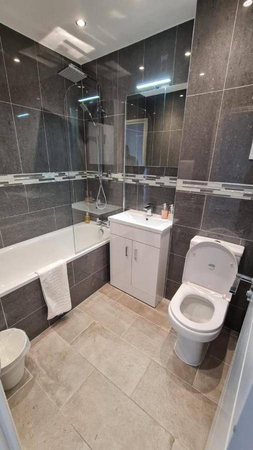 Cosy Flats Near Heathrow, Group Bookings Available With Parking Space Hounslow Kültér fotó