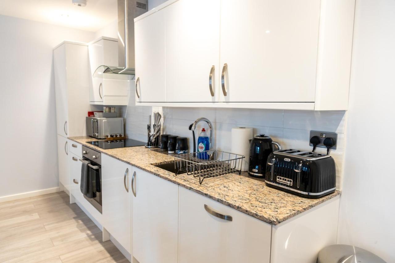 Cosy Flats Near Heathrow, Group Bookings Available With Parking Space Hounslow Kültér fotó