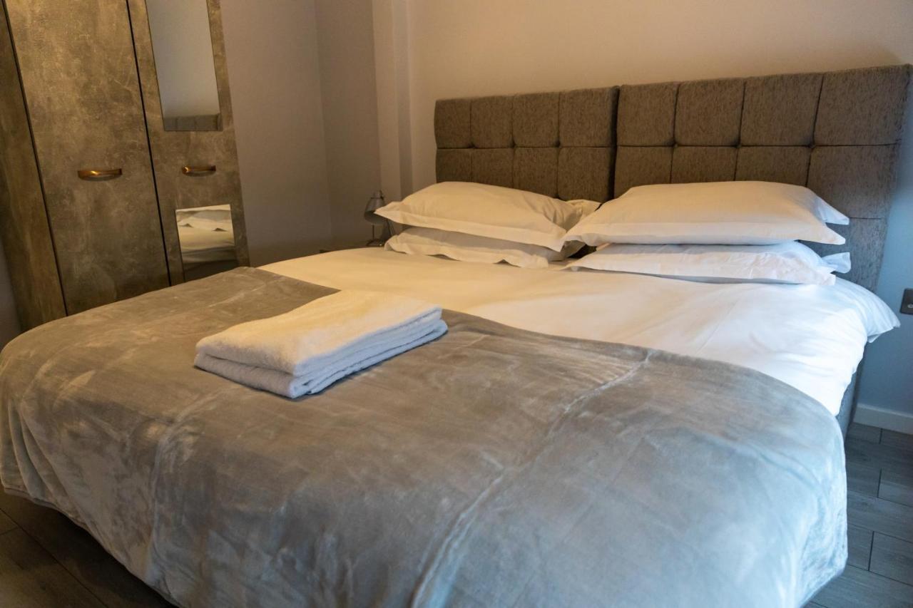 Cosy Flats Near Heathrow, Group Bookings Available With Parking Space Hounslow Kültér fotó