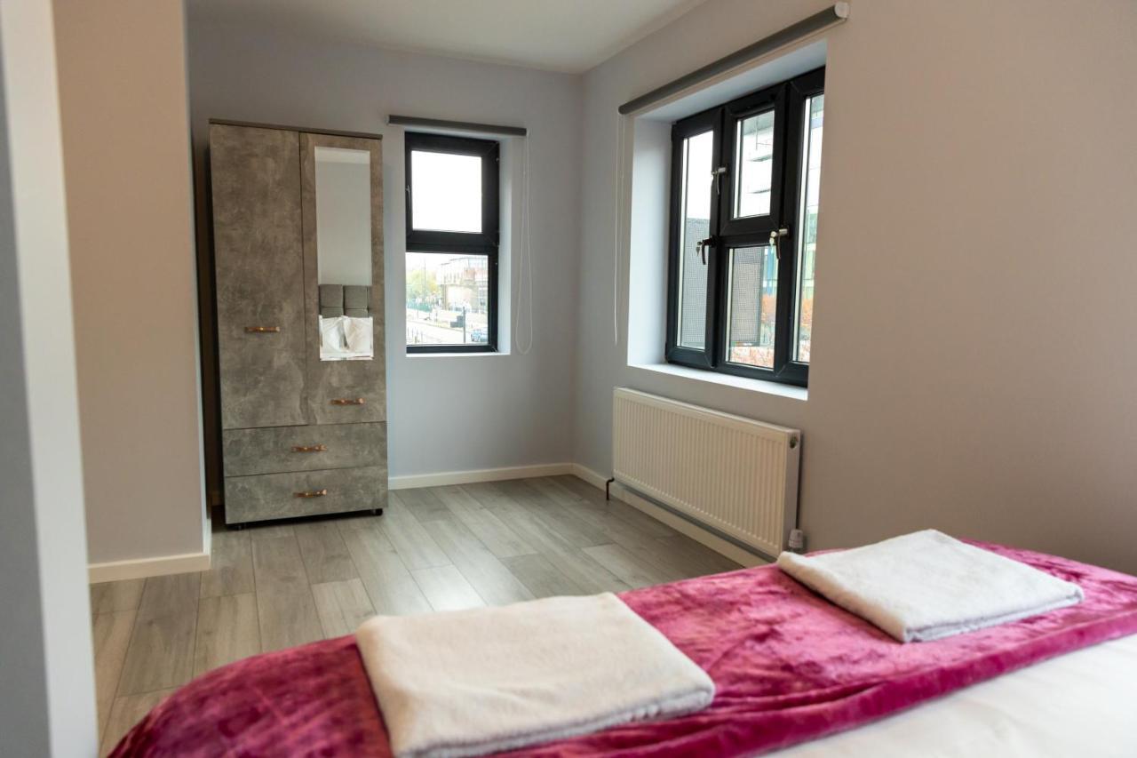 Cosy Flats Near Heathrow, Group Bookings Available With Parking Space Hounslow Kültér fotó