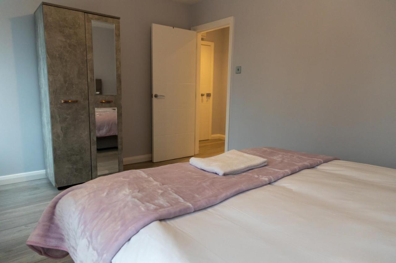 Cosy Flats Near Heathrow, Group Bookings Available With Parking Space Hounslow Kültér fotó
