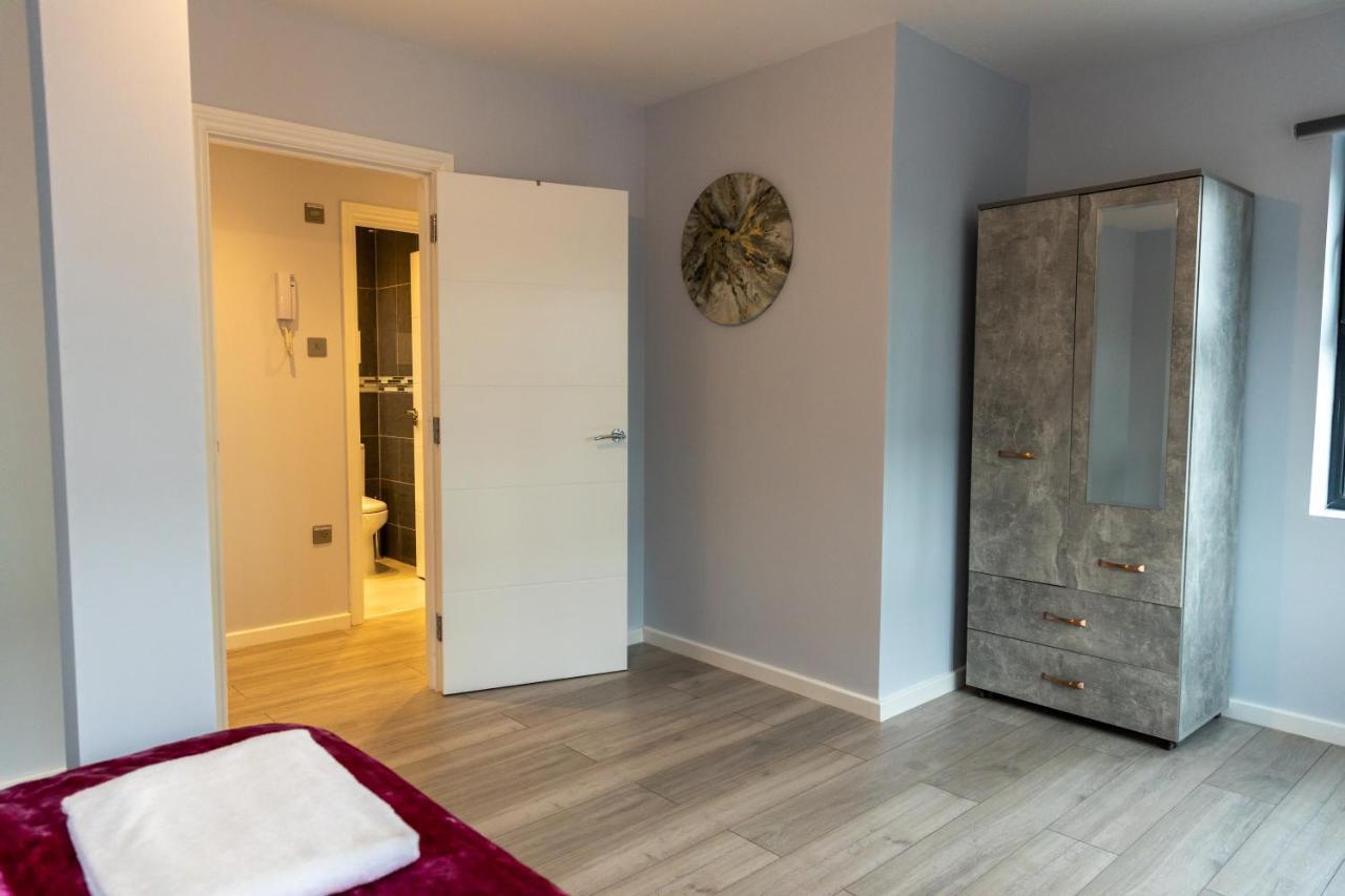 Cosy Flats Near Heathrow, Group Bookings Available With Parking Space Hounslow Kültér fotó