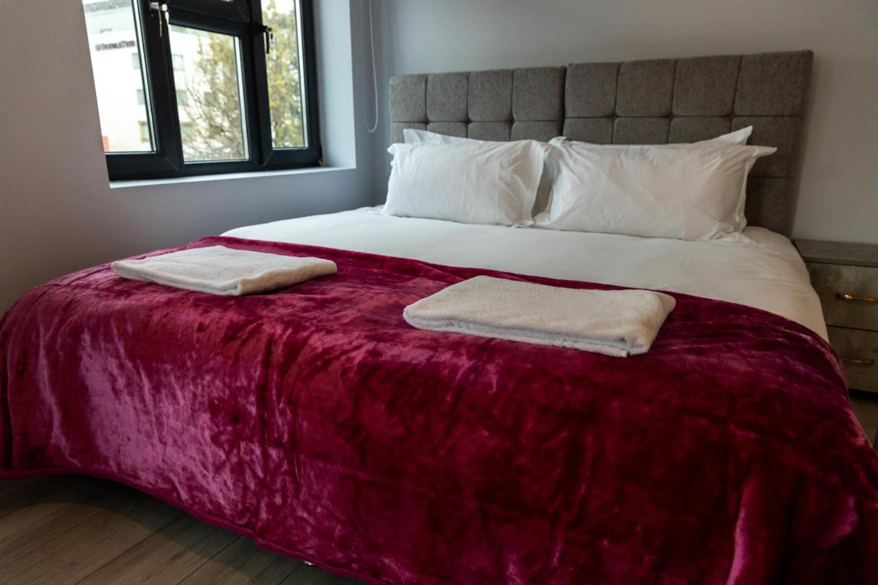 Cosy Flats Near Heathrow, Group Bookings Available With Parking Space Hounslow Kültér fotó